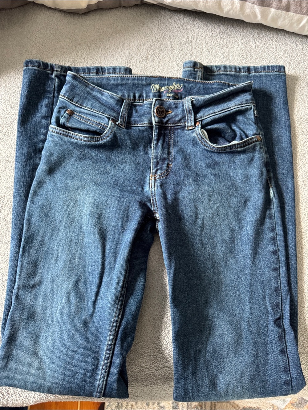 Wrangler Womenโs Jeans in Medium Blue Wash